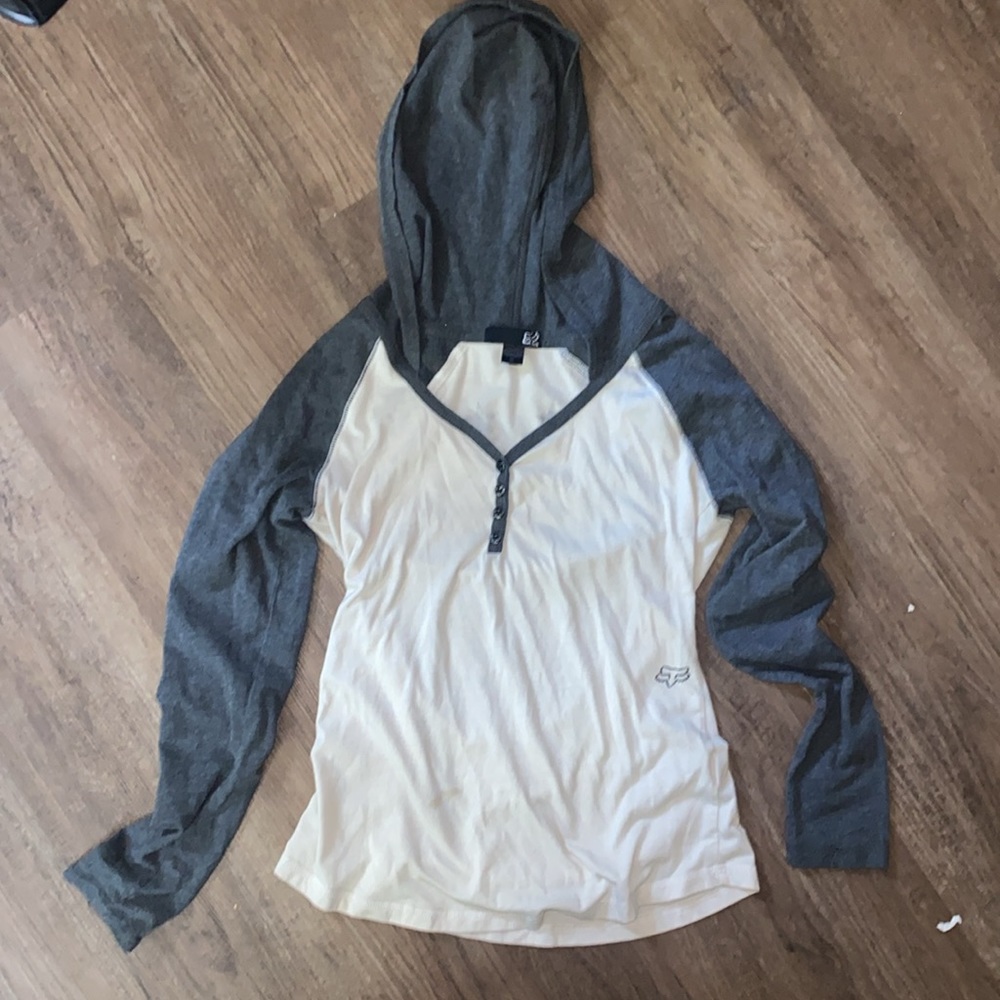 3/$20 Fox hooded long sleeve shirt. Vneck w/ buttons. Size Medium. - Picture 4 of 6